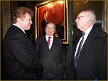 Пианист Байрон Джанис и доктор Джеймс Ватсон  ( открыл ДНК ) на открытии портрета в Стейнвей, в Нью-Йорке с художником Игорем Бабайловым.